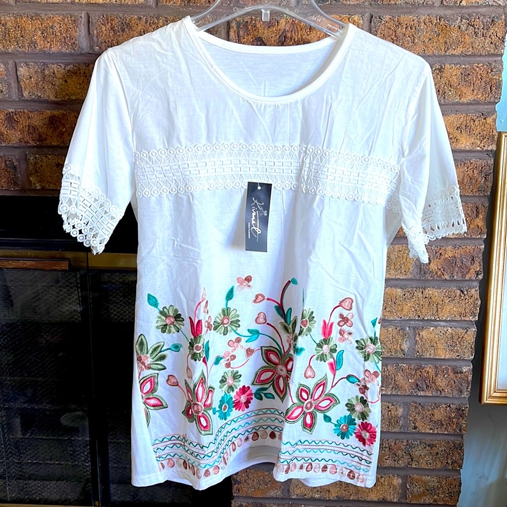 NWT Kivenst white lacy floral shirt